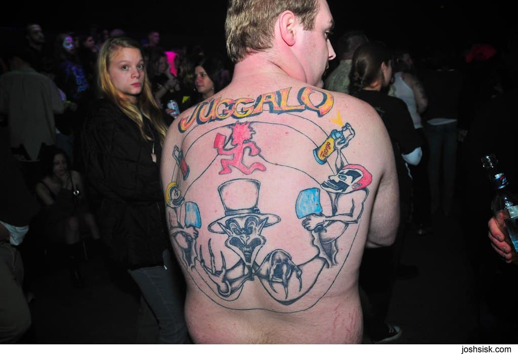 Juggalo showing his back tattoos